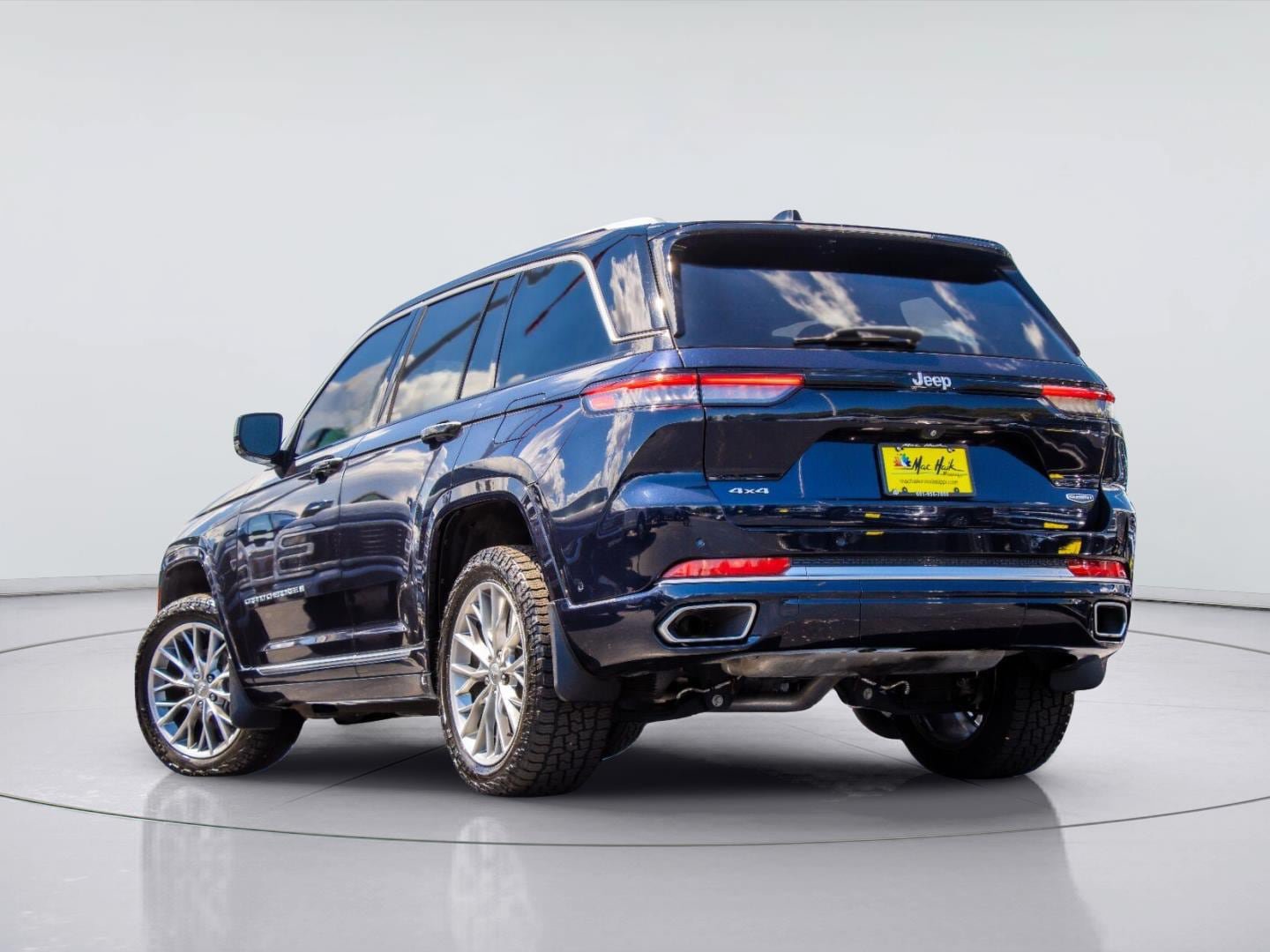 Used 2023 Jeep Grand Cherokee Summit w/ Luxury Tech Group V AWD/4WD image 3