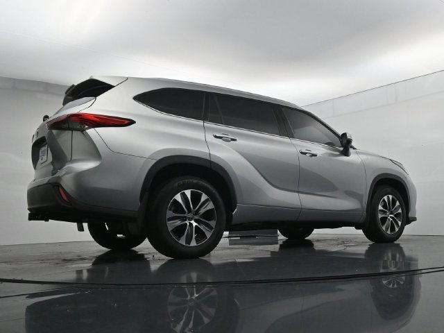 Used 2022 Toyota Highlander XLE AWD/4WD image 39