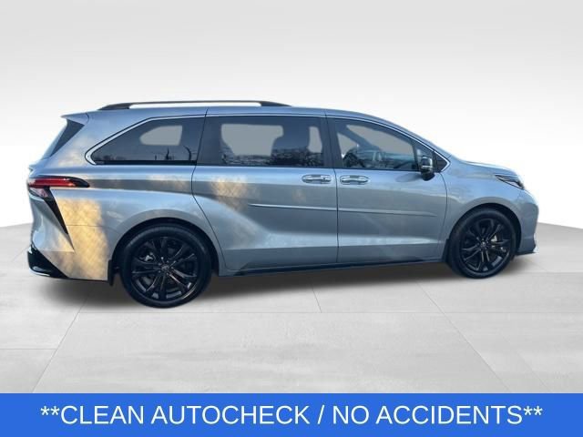 Used 2024 Toyota Sienna XSE w/ XSE Premium Package image 5