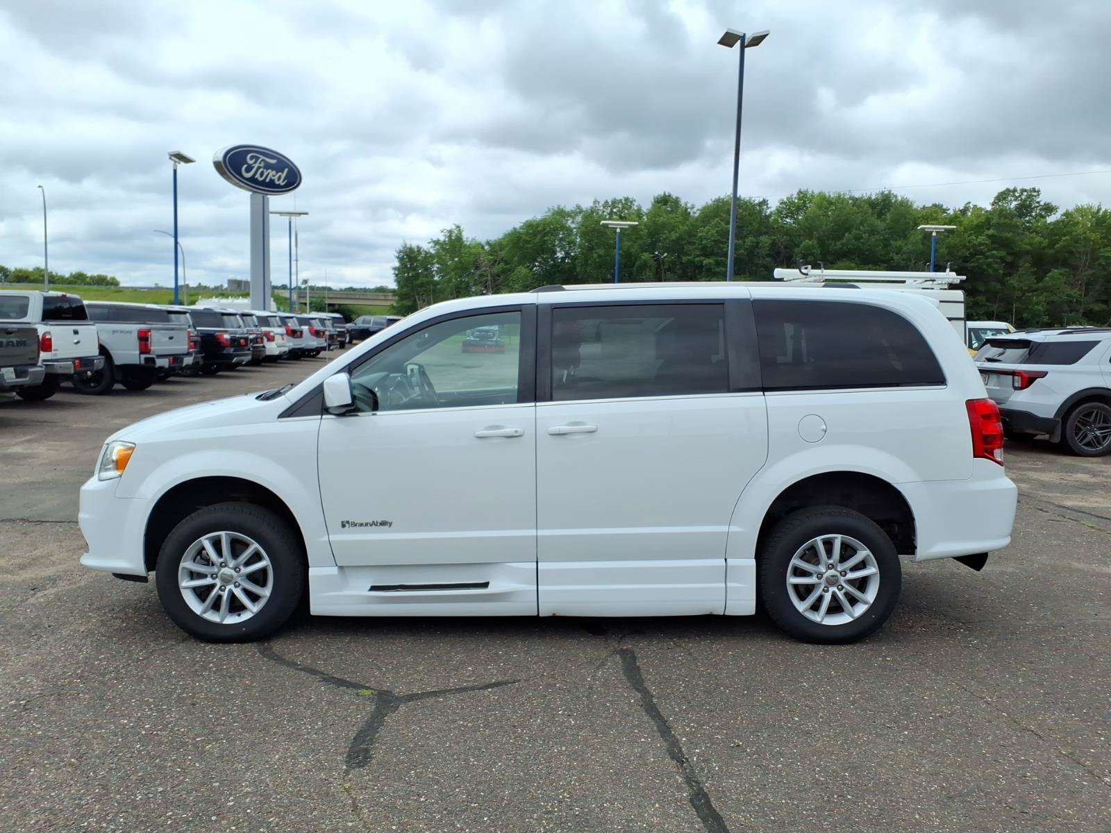 Used 2019 Dodge Grand Caravan SXT FWD image 2