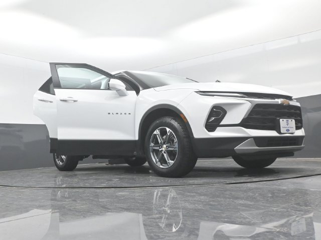 Used 2025 Chevrolet Blazer LT AWD/4WD image 30