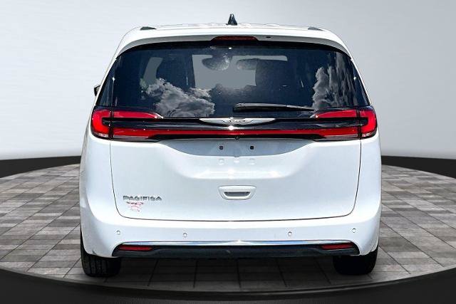 Used 2023 Chrysler Pacifica Touring-L FWD image 4