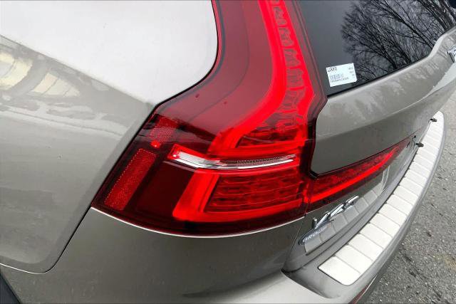 Used 2020 Volvo V60 T5 Cross Country w/ Protection Package Premier image 28