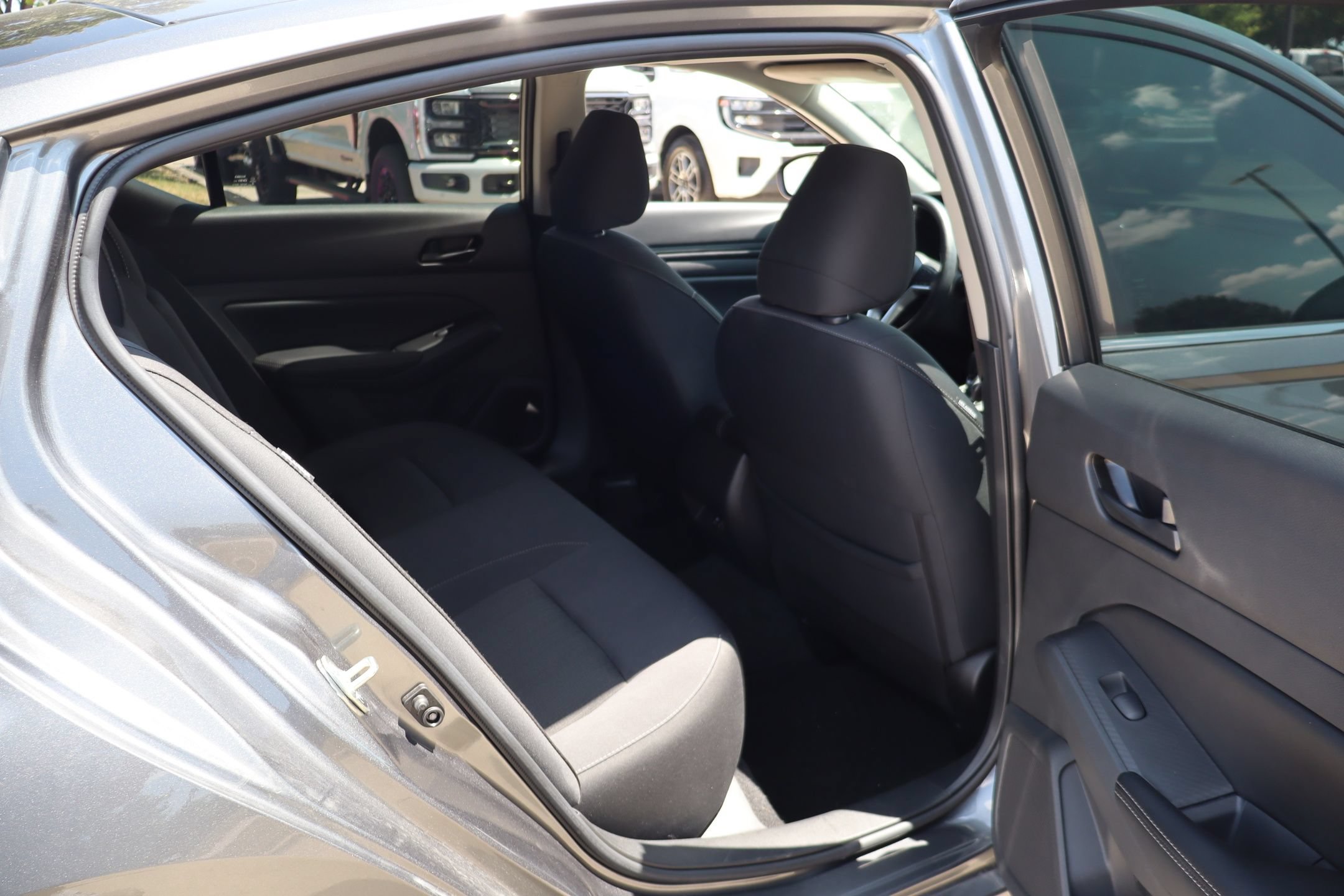 Used 2025 Nissan Altima 2.5 SV FWD image 27