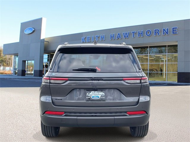 Used 2023 Jeep Grand Cherokee Altitude image 3