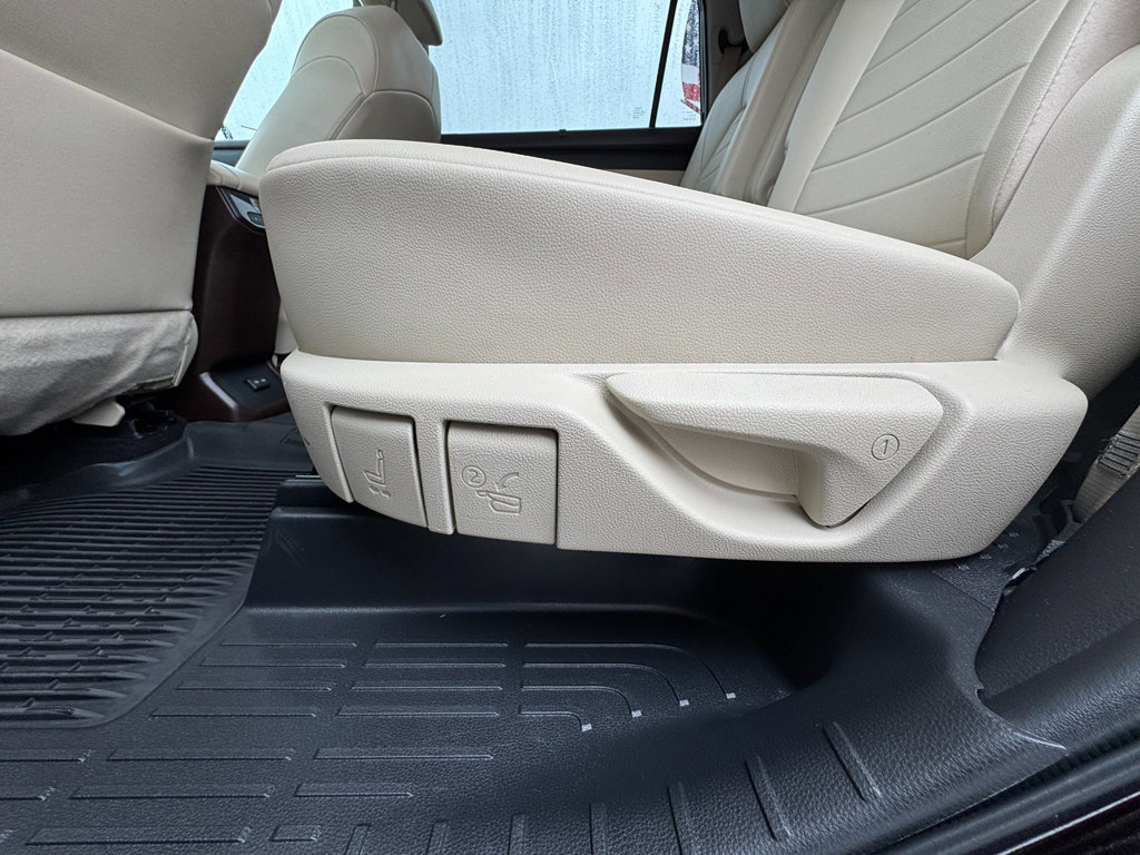 Used 2022 Toyota Highlander XLE AWD/4WD image 29