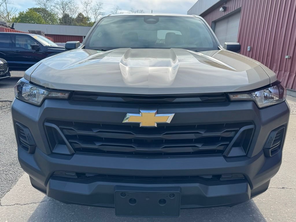 Used 2024 Chevrolet Colorado W/T RWD image 2