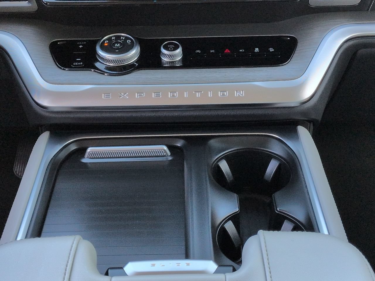 Certified 2025 Ford Expedition Max Platinum w/ Driver's Package AWD/4WD image 19