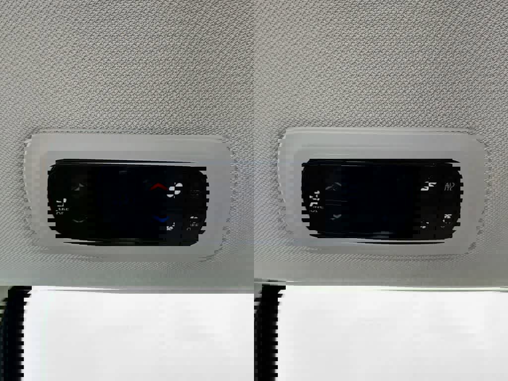 Used 2024 Chrysler Pacifica Touring-L image 13