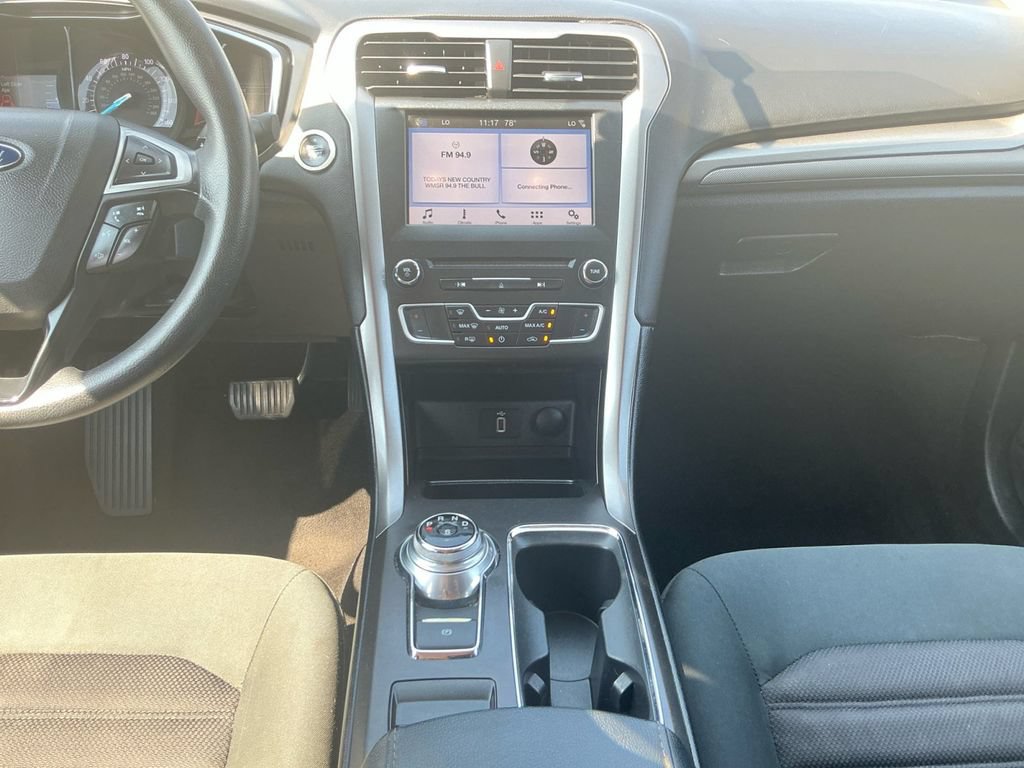 Certified 2017 Ford Fusion SE w/ Fusion SE Technology Package FWD image 20