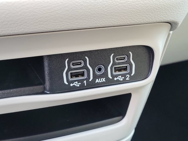 Used 2024 Chrysler Pacifica Touring-L FWD image 31