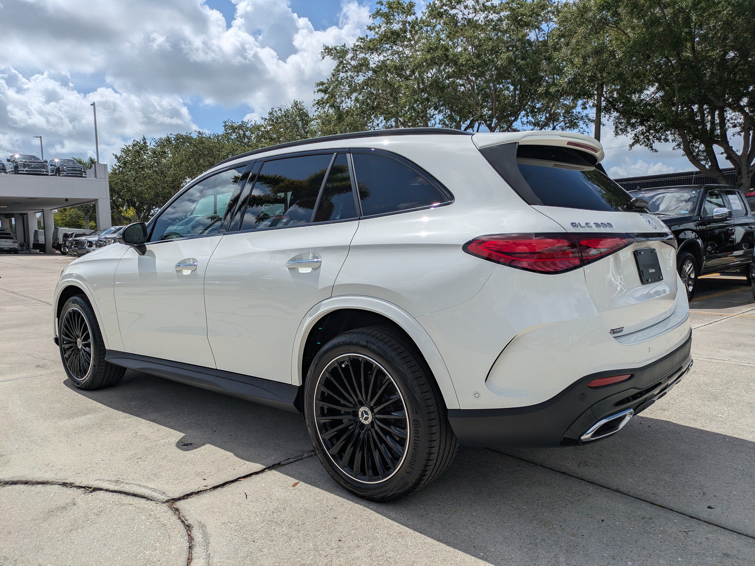 Used 2025 Mercedes-Benz GLC 300 4MATIC image 6