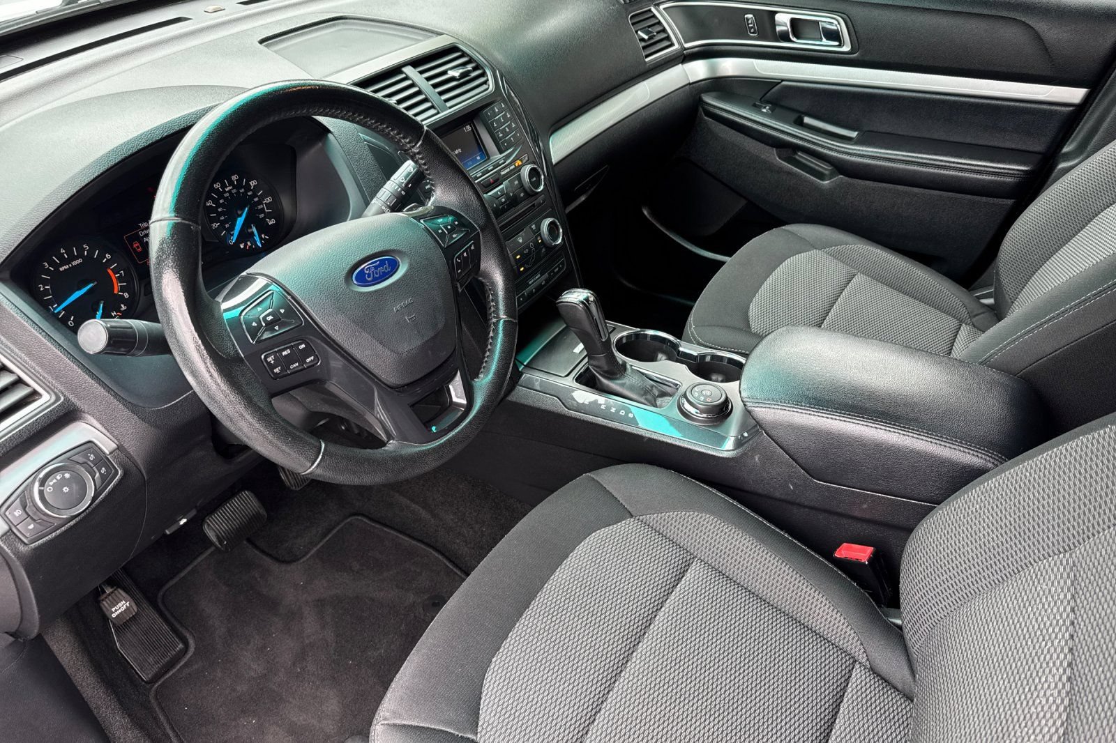 Certified 2017 Ford Explorer XLT AWD/4WD image 3