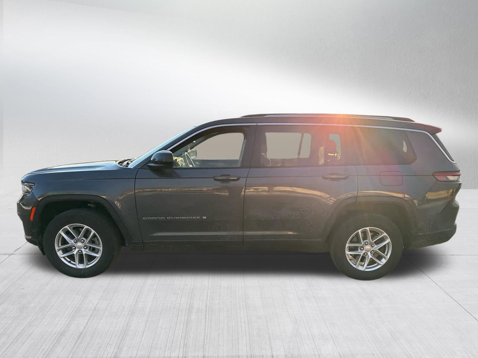 Used 2023 Jeep Grand Cherokee L Laredo image 3