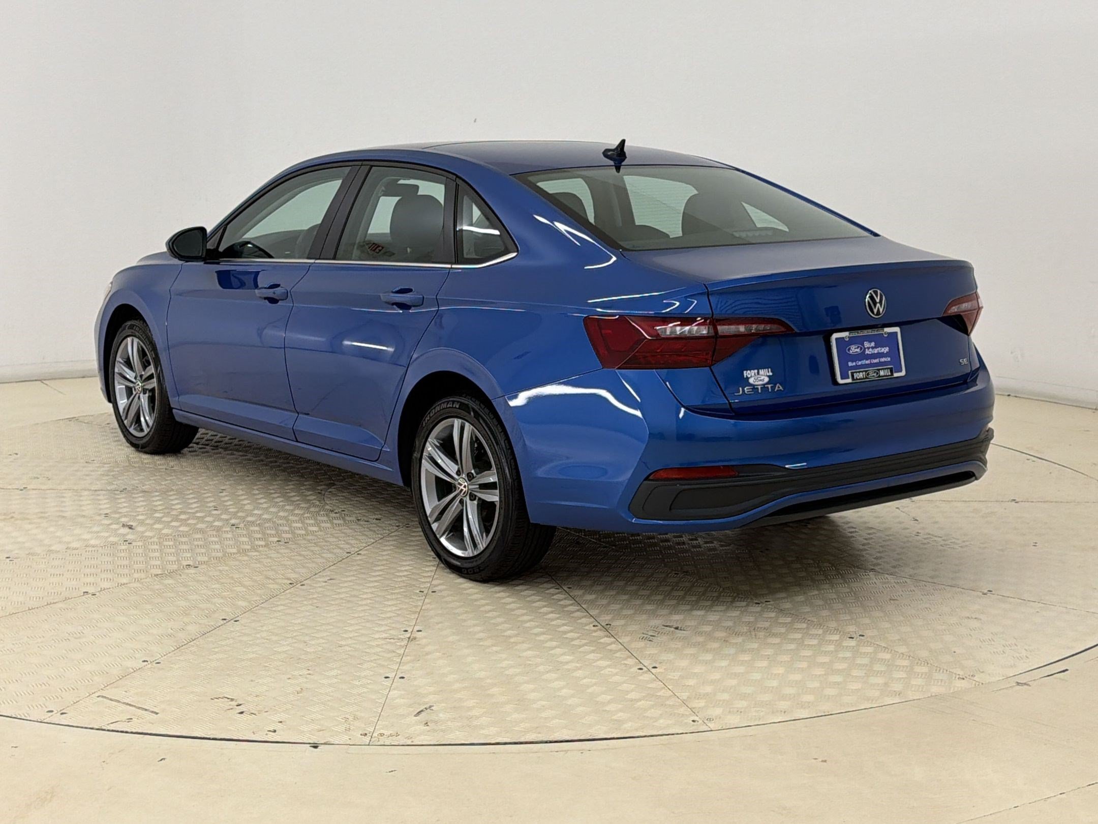 Used 2024 Volkswagen Jetta SE FWD image 3