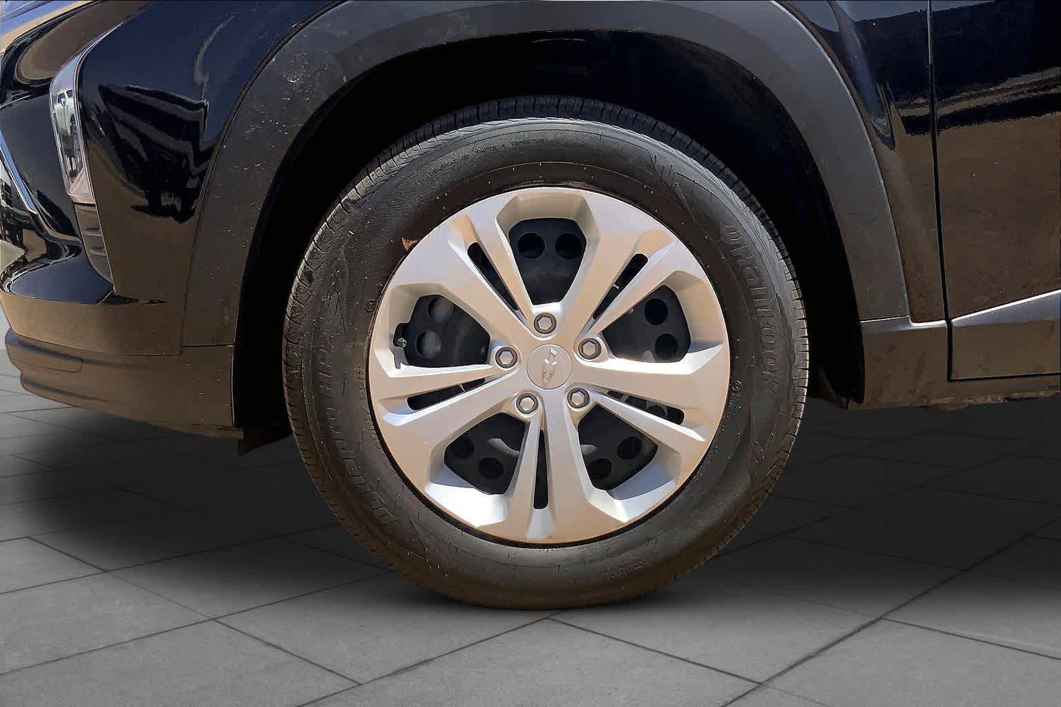 Used 2025 Chevrolet Trax LS FWD image 11