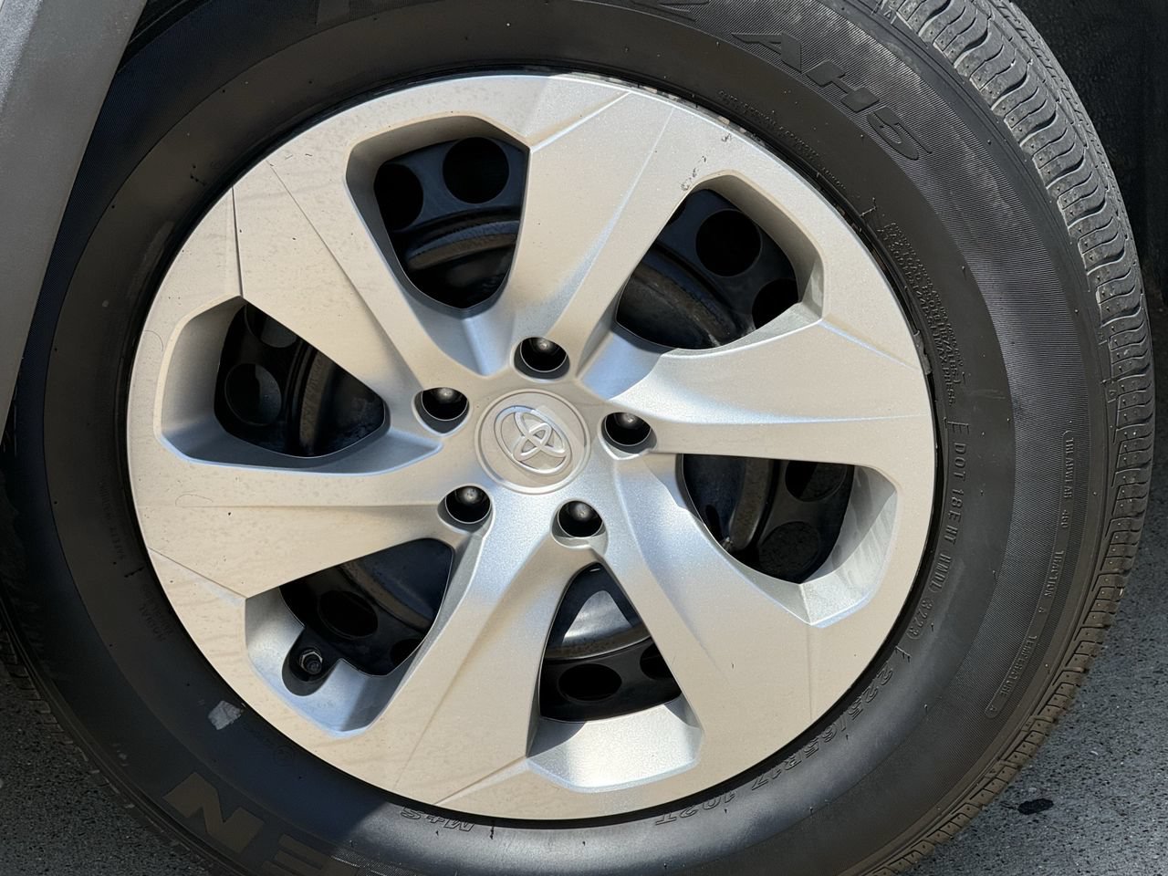 Used 2020 Toyota RAV4 LE FWD image 9