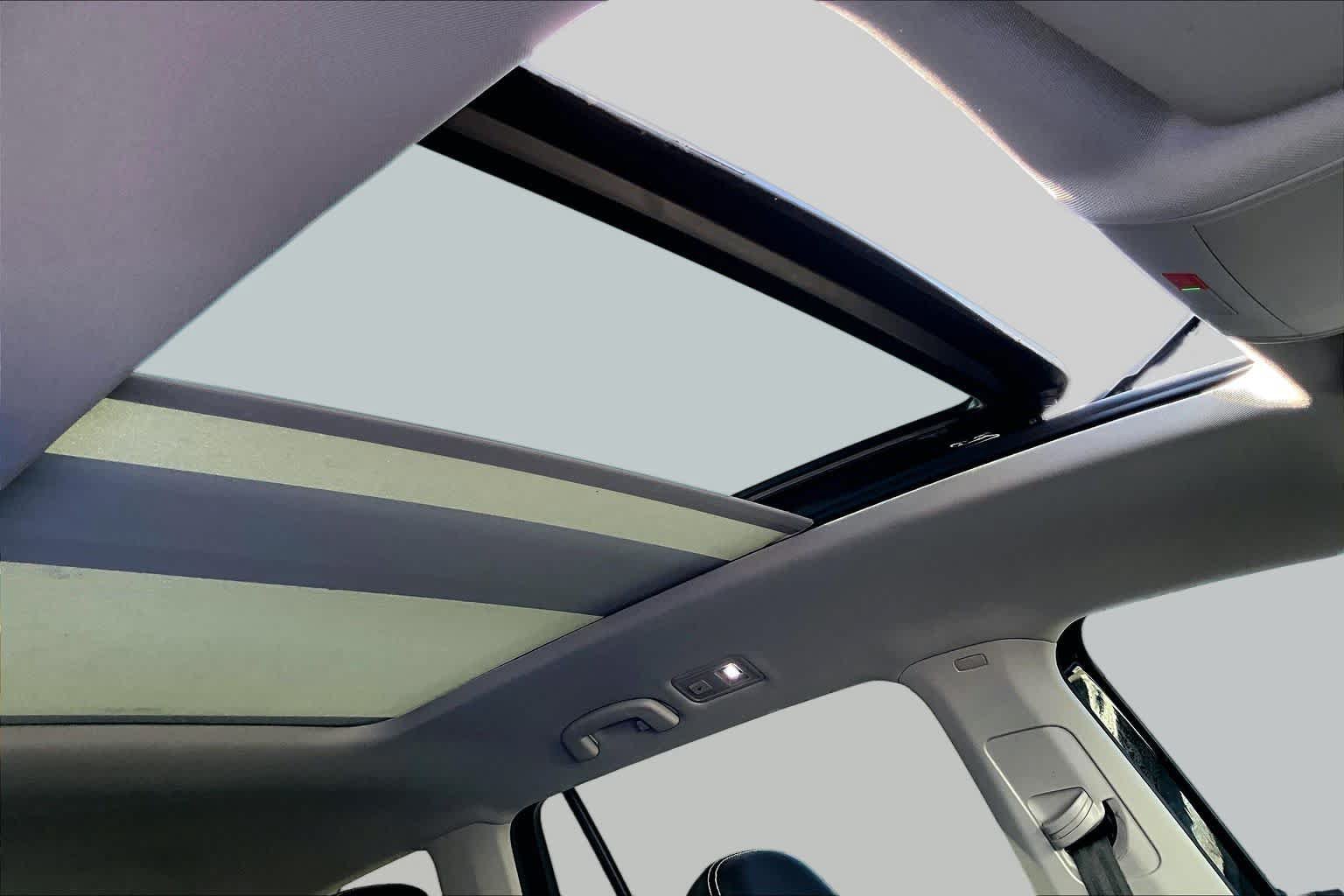 Used 2021 Volkswagen Atlas SE w/ Panoramic Sunroof Package FWD image 14