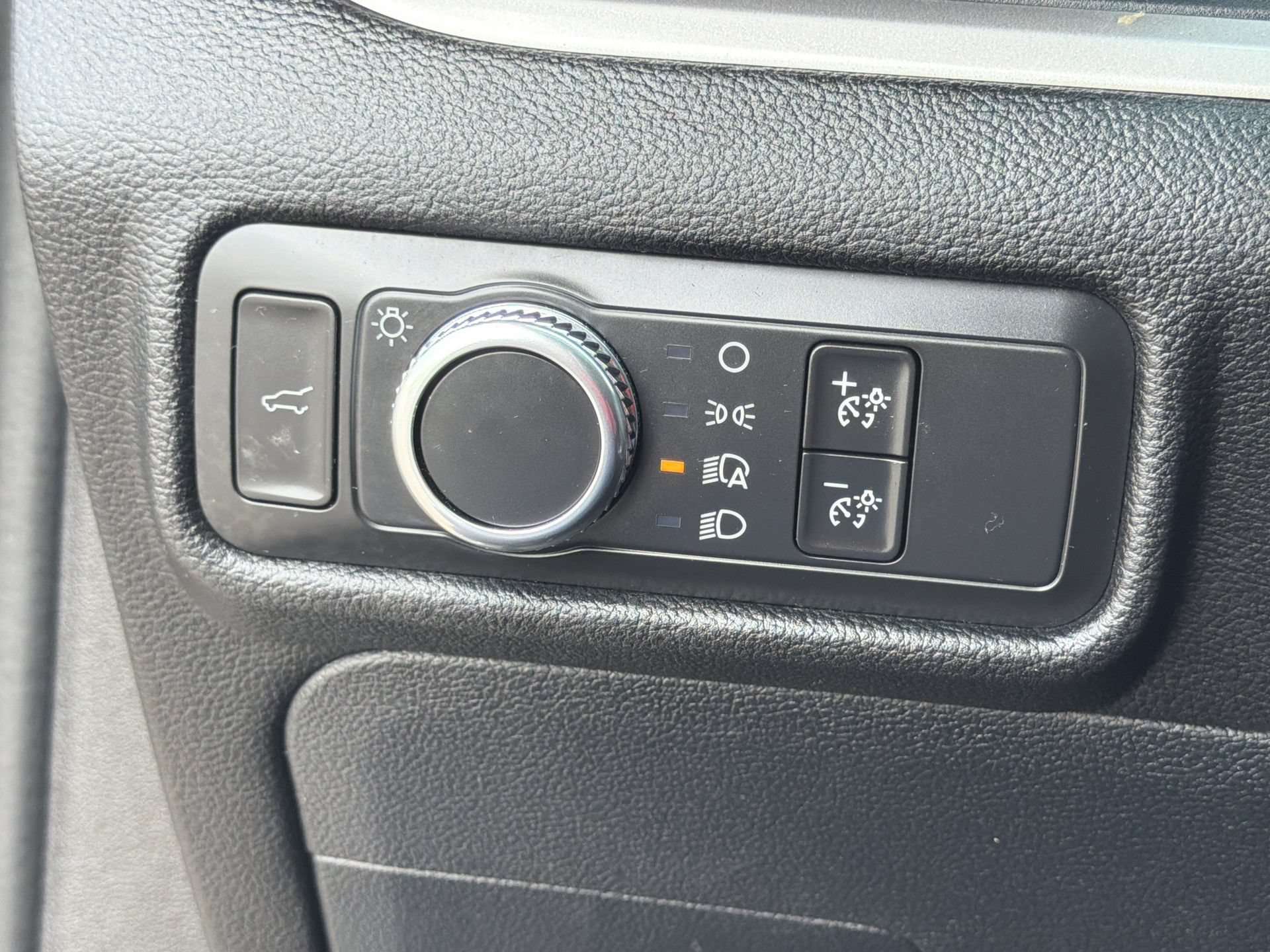 Certified 2021 Ford Explorer XLT RWD image 12