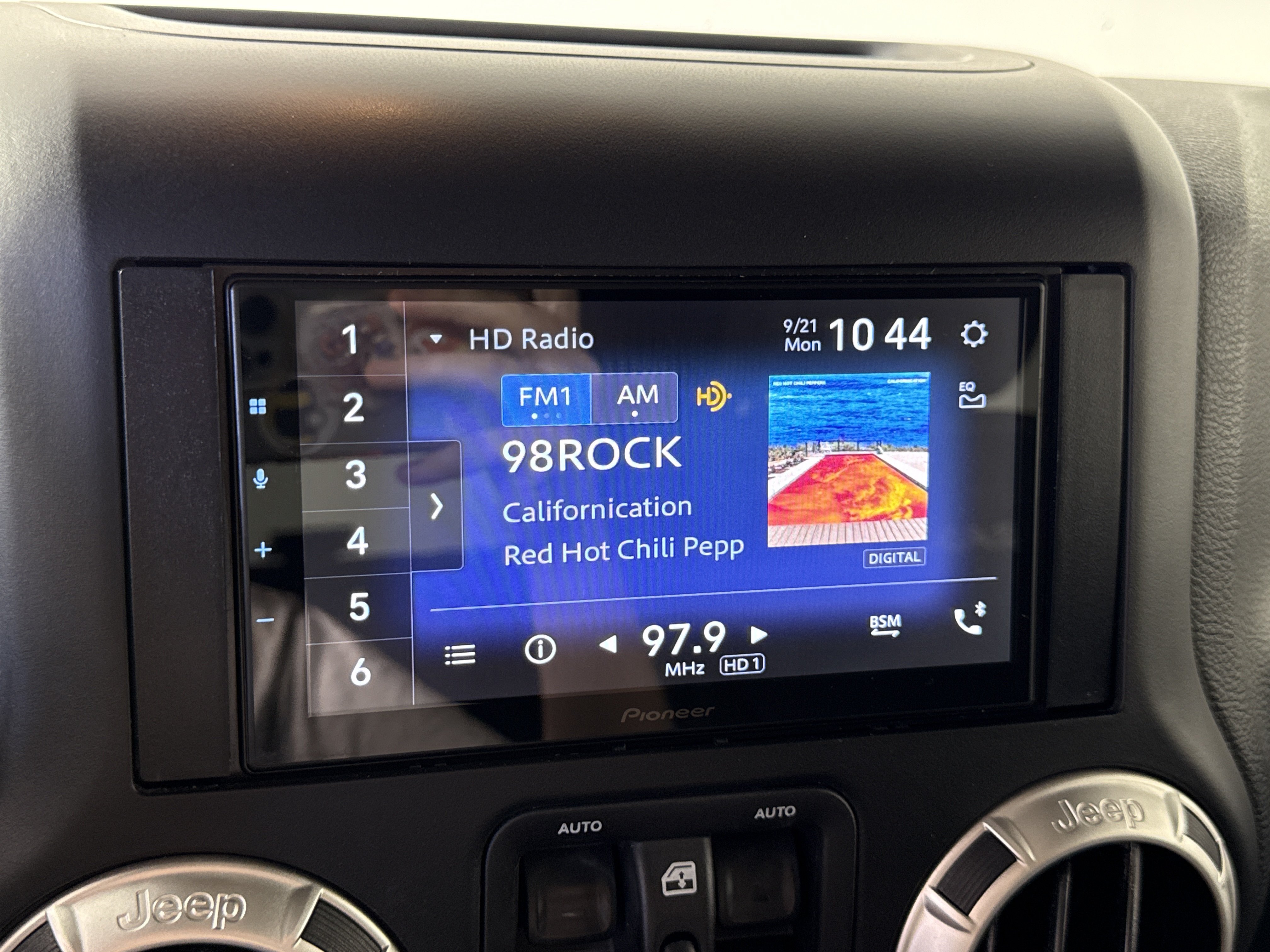 Used 2017 Jeep Wrangler Unlimited Sahara w/ Connectivity Group AWD/4WD image 17