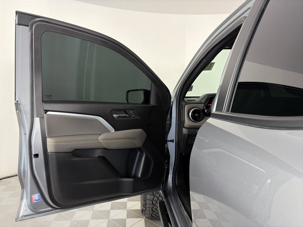 Used 2025 Chevrolet Colorado ZR2 w/ Technology Package AWD/4WD image 10