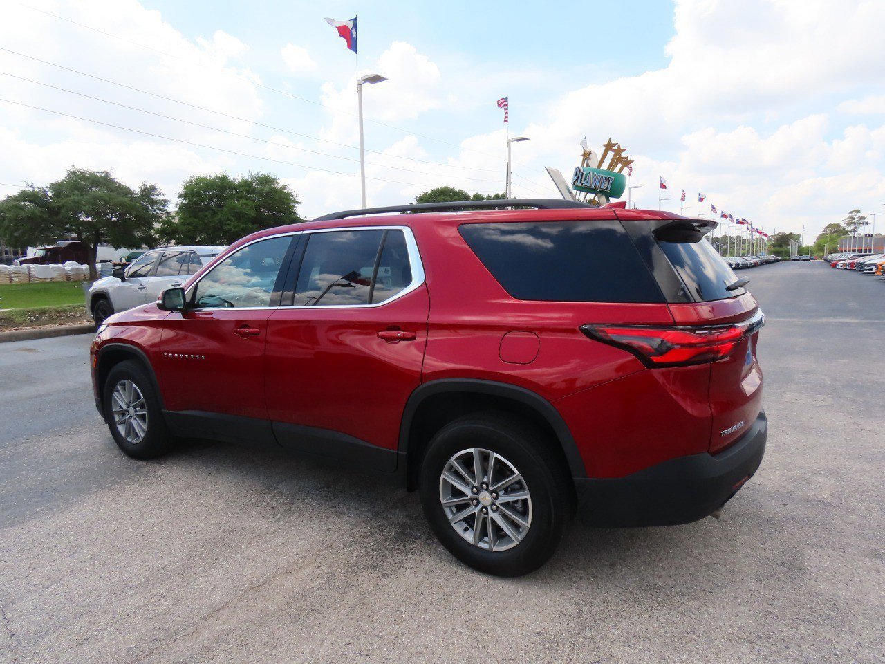 Used 2023 Chevrolet Traverse LT image 3