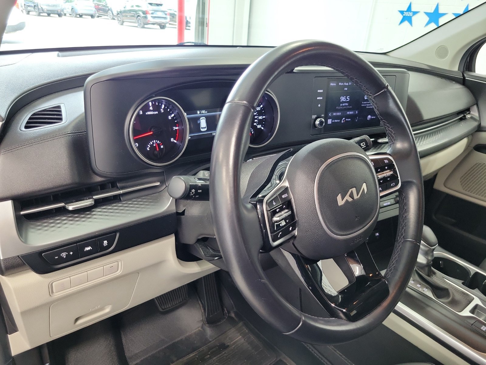 Used 2022 Kia Carnival LX w/ Paint Protection Package FWD image 10