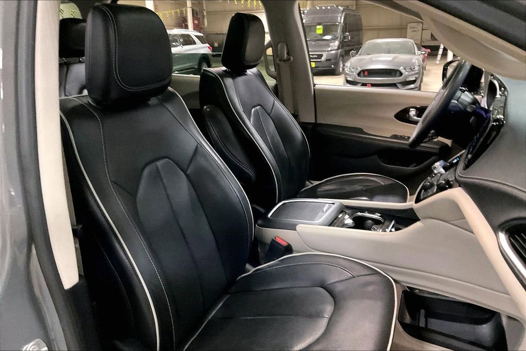 Used 2023 Chrysler Pacifica Limited image 9