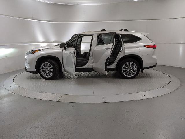 Used 2023 Toyota Highlander Limited image 11