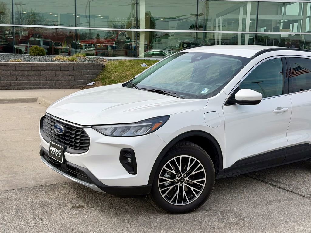 Certified 2025 Ford Escape SE image 2