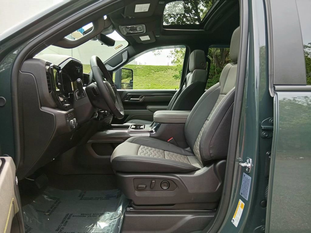 Used 2025 Chevrolet Silverado 2500 ZR2 w/ Technology Package image 17