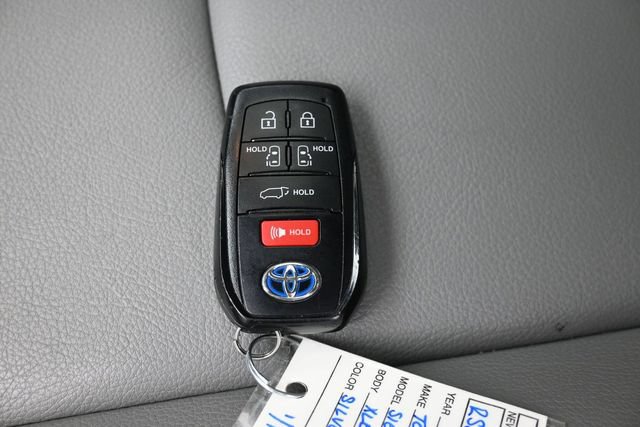 Used 2025 Toyota Sienna XLE FWD image 25