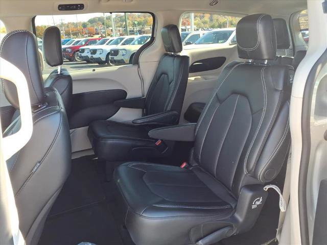 Used 2024 Chrysler Pacifica Touring-L image 7