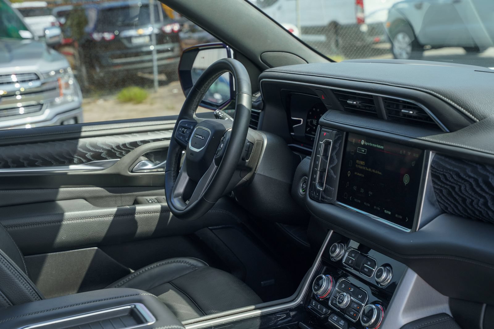 Used 2023 GMC Yukon XL Denali RWD image 19