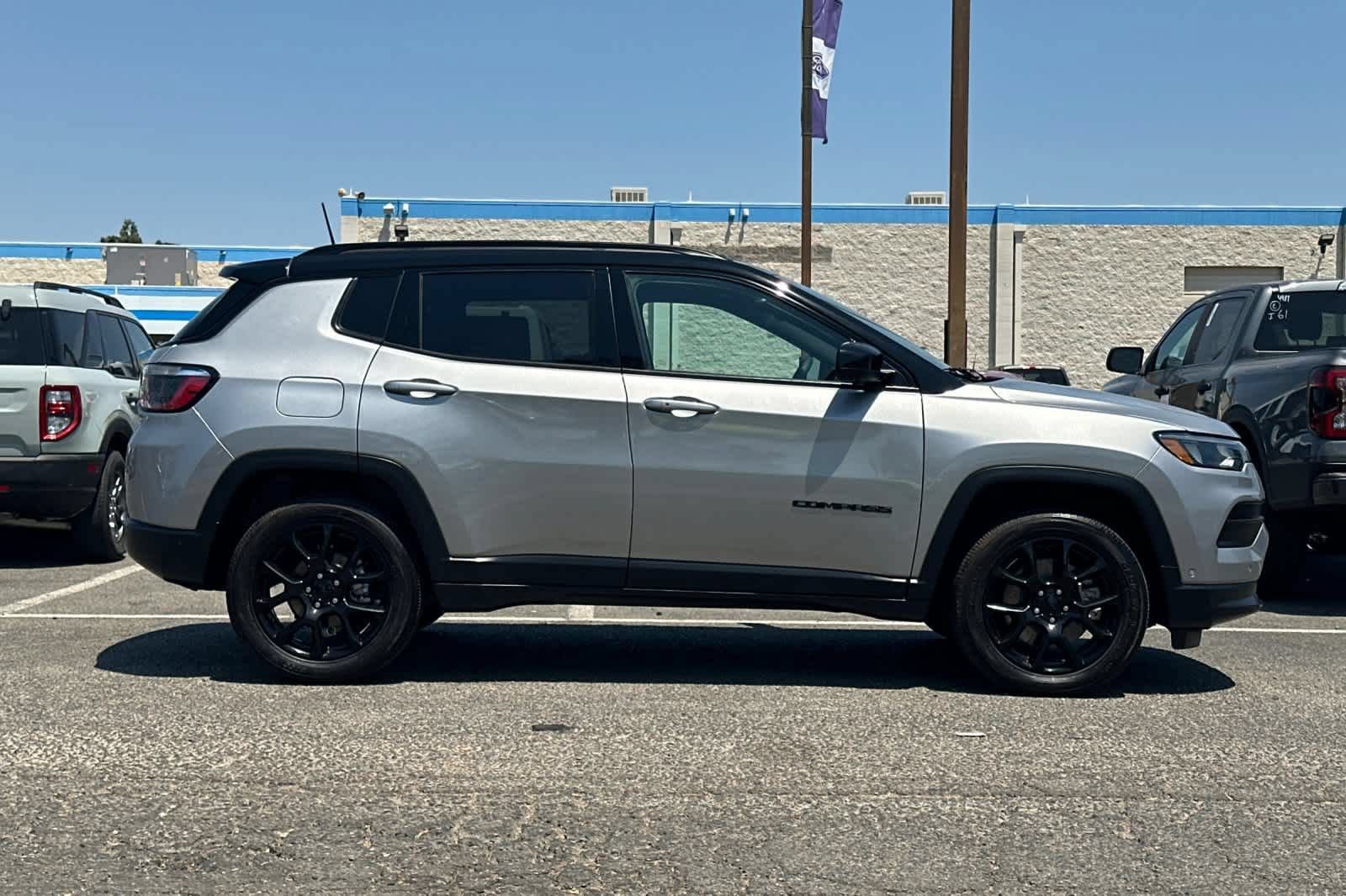 Used 2023 Jeep Compass Latitude w/ Convenience Group AWD/4WD image 8