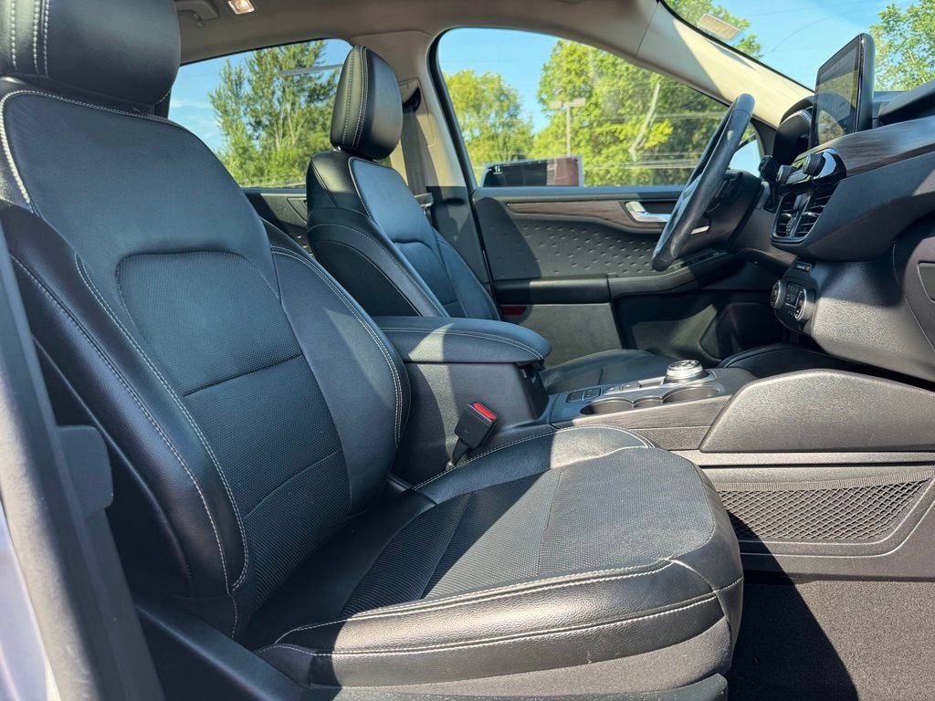 Certified 2020 Ford Escape Titanium AWD/4WD image 17