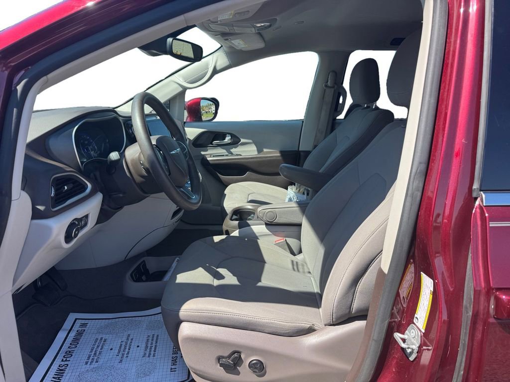 Used 2020 Chrysler Pacifica Touring w/ Advanced Safetytec Group FWD image 11