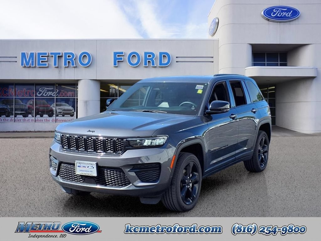 Used 2023 Jeep Grand Cherokee Altitude AWD/4WD image 7