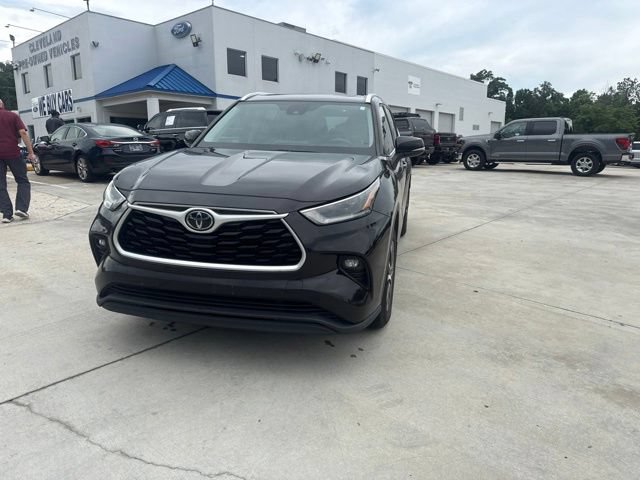 Used 2021 Toyota Highlander XLE FWD image 2