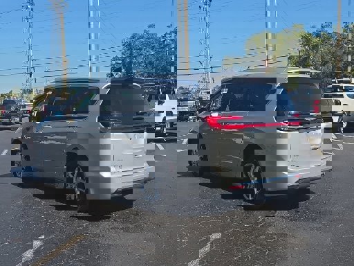 Used 2024 Chrysler Pacifica Touring-L image 10