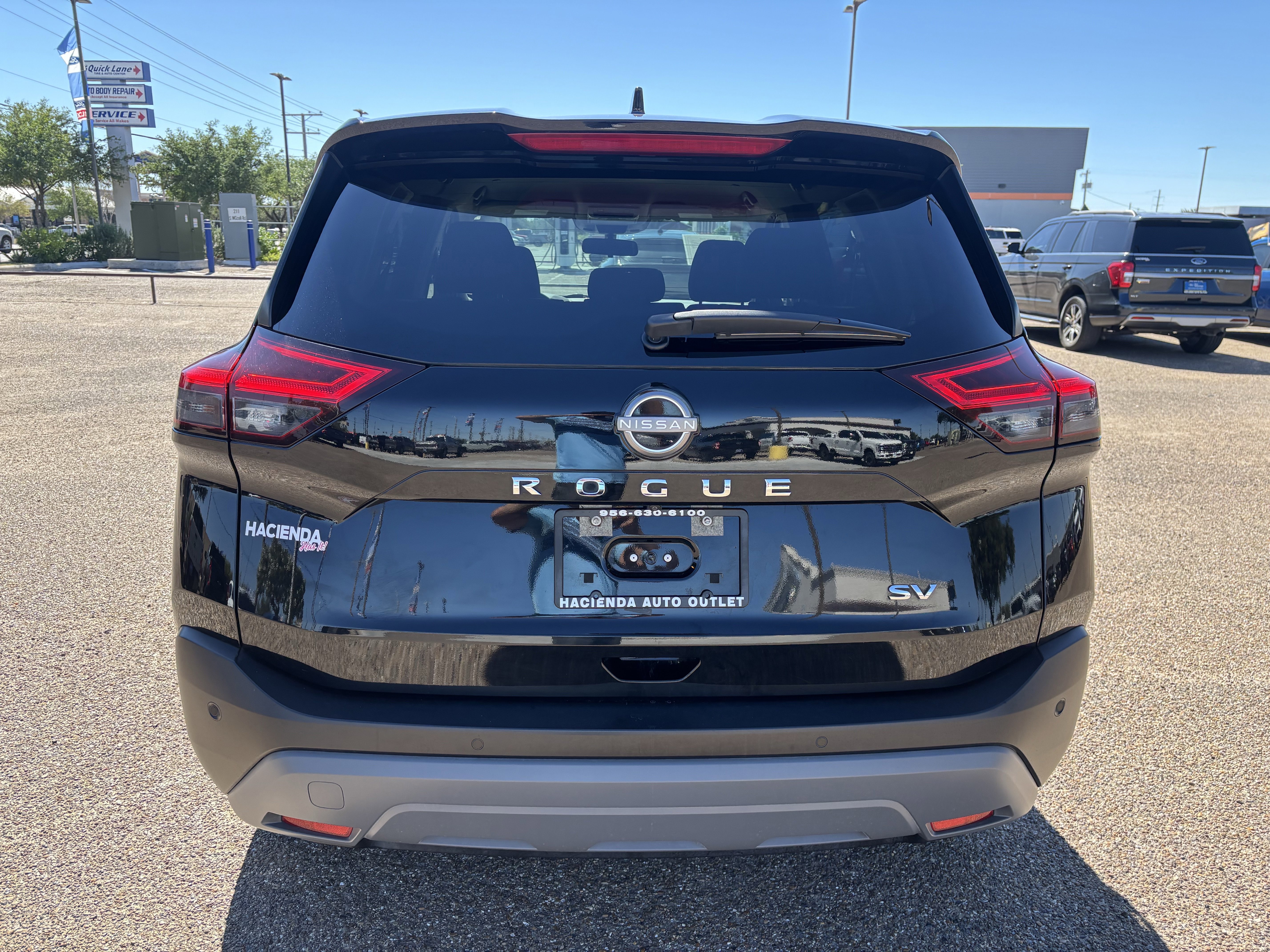 Used 2023 Nissan Rogue SV image 4