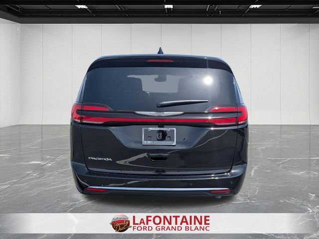 Used 2025 Chrysler Pacifica Select FWD image 4