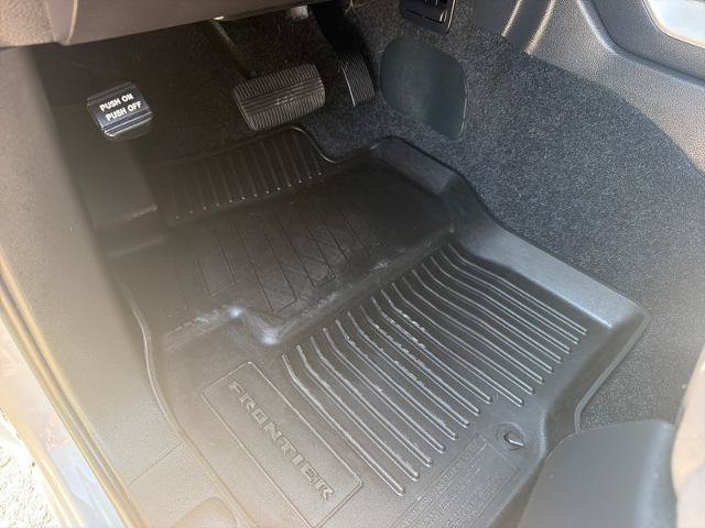 Used 2025 Nissan Frontier SV RWD image 11