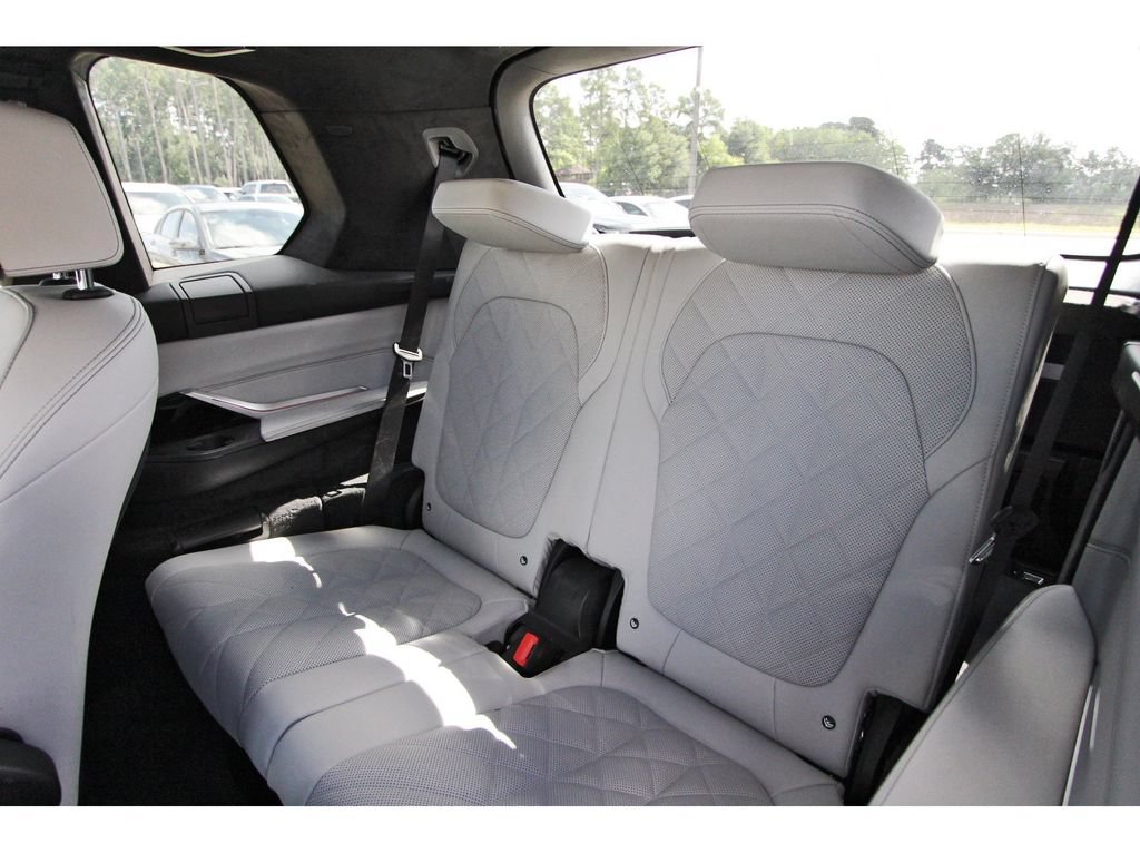 Used 2024 BMW X7 xDrive40i w/ Climate Comfort Package AWD/4WD image 11
