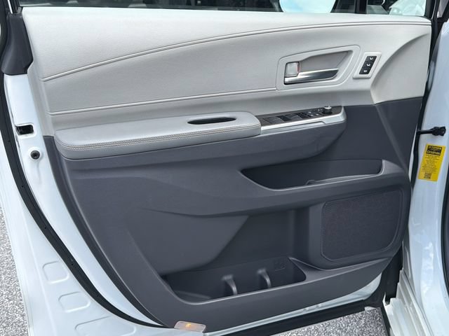 Used 2021 Toyota Sienna Limited FWD image 12