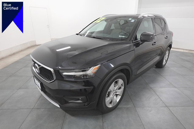 Used 2022 Volvo XC40 T5 Momentum image 1