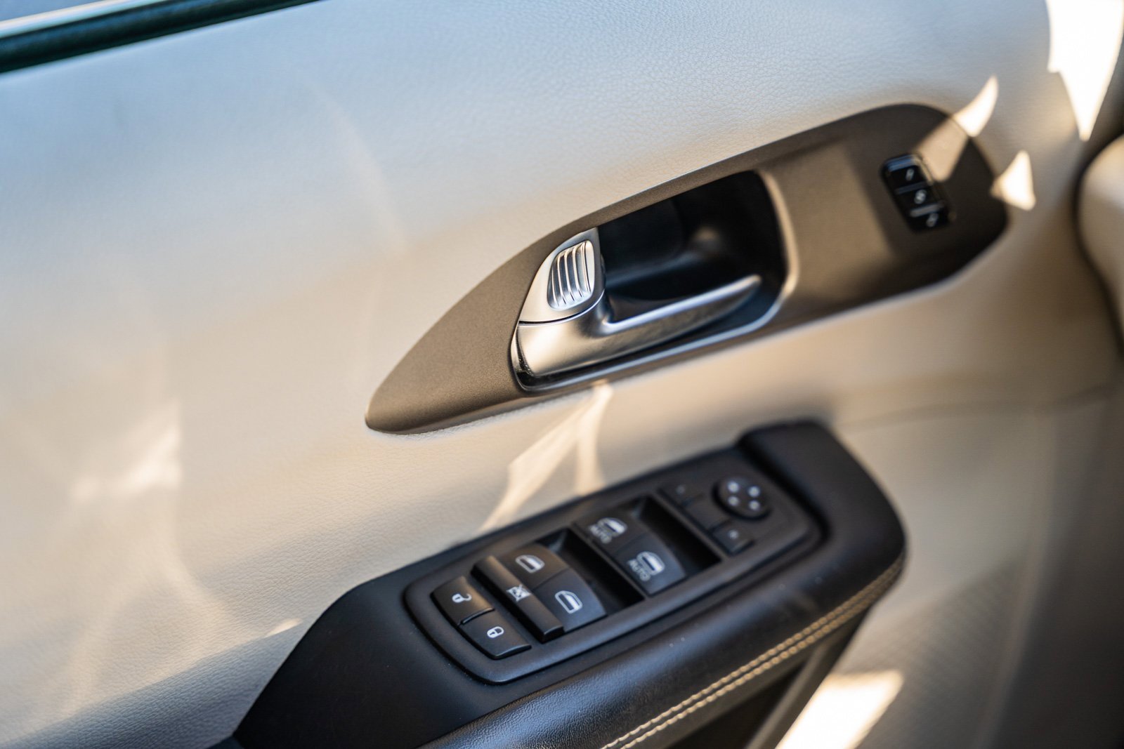 Used 2023 Chrysler Pacifica Touring-L image 26