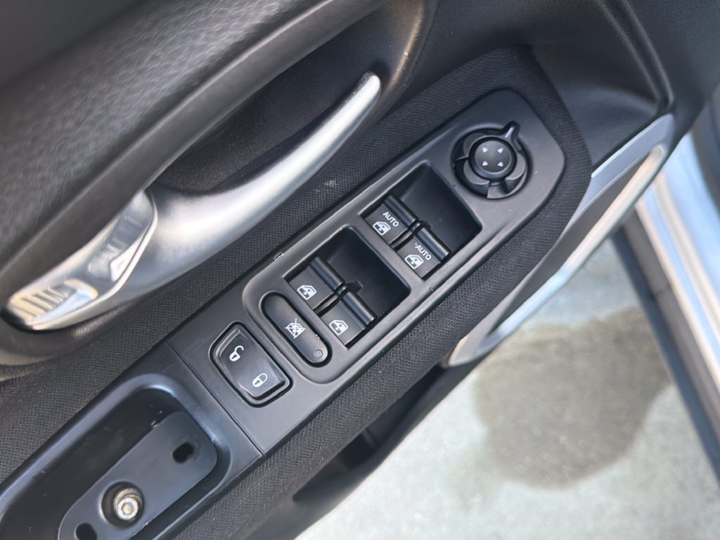 Used 2018 Jeep Renegade Latitude FWD image 17