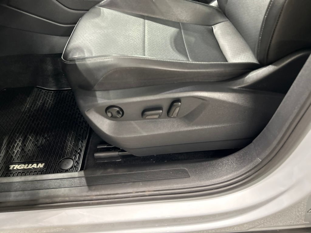 Used 2018 Volkswagen Tiguan SE w/ Panoramic Sunroof Package AWD/4WD image 12
