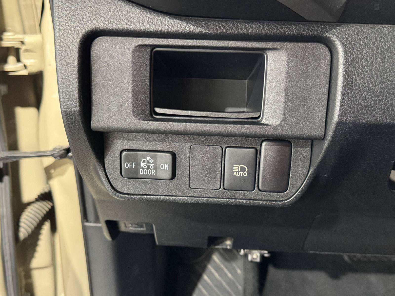 Used 2018 Toyota Tacoma SR5 RWD image 17